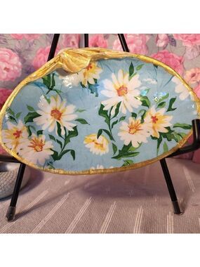 DECOUPAGE CLAM SHELL DECOUPAGE WHITE DAISY'S ON A CLAM SHELL TRINKET DISH